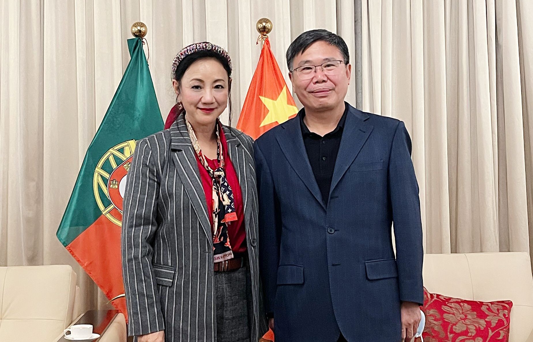亞洲及大洋洲區葡僑委員會主席姍桃絲與中國駐葡萄牙大使趙本堂進行了會面
